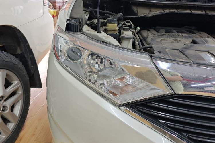 Used Nissan Quest 2015 3.5L SL Right Front Headlight