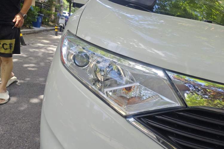 Used Nissan Quest 2015 3.5L SL Right Front Headlight