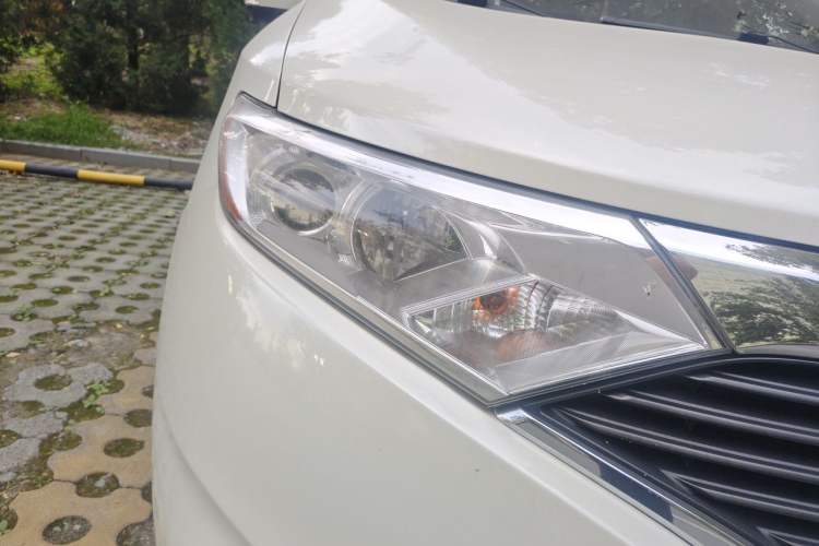 Used Nissan Quest 2015 3.5L SL Right Front Headlight