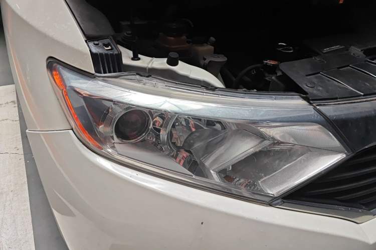 Used Nissan Quest 2015 3.5L SL Right Front Headlight