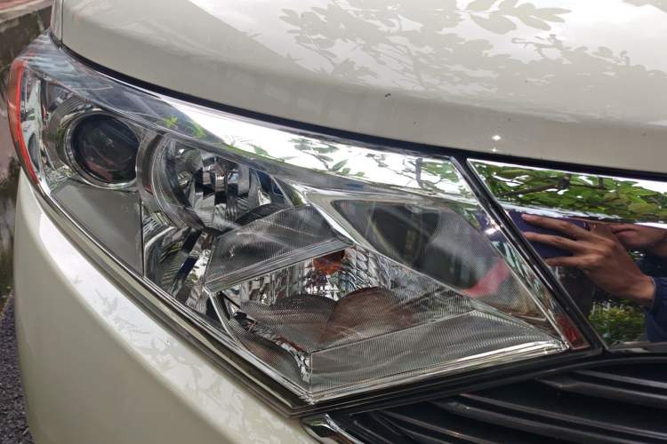 Used Nissan Quest 2015 3.5L SL Right Front Headlight