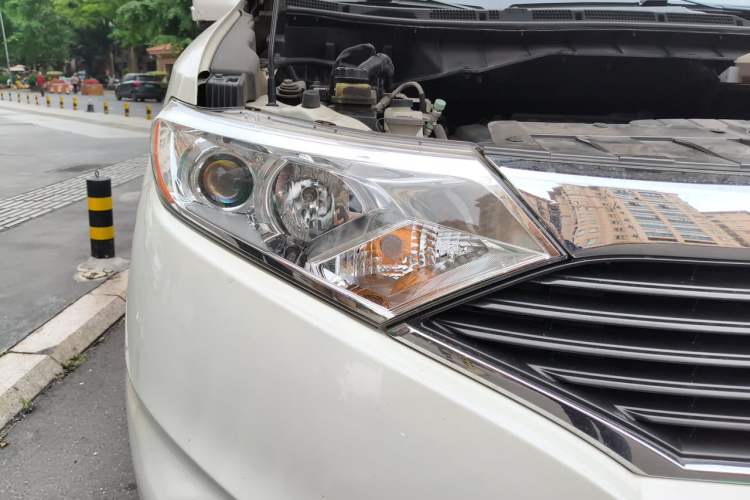Used Nissan Quest 2015 3.5L SL Right Front Headlight