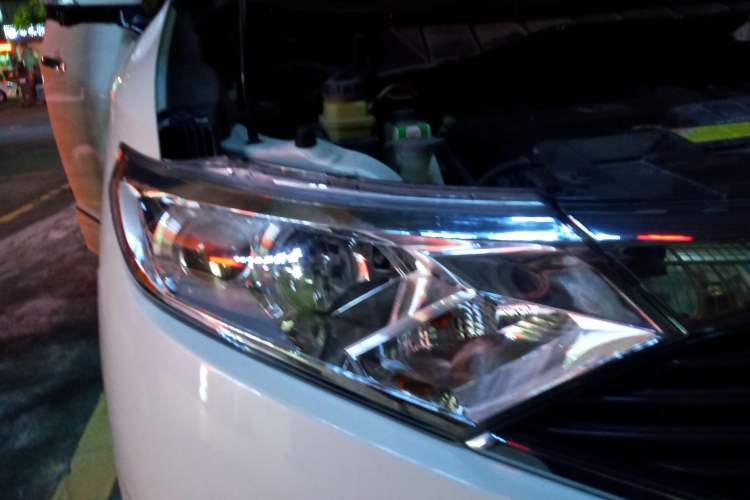Used Nissan Quest 2015 3.5L SL Right Front Headlight