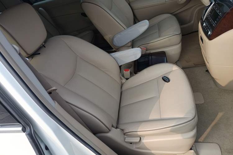 Used Nissan Quest 2015 3.5L SL Right Front Seat