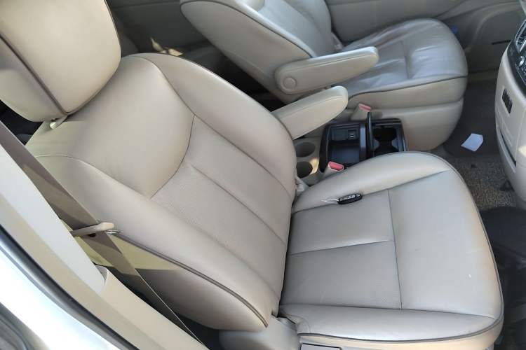 Used Nissan Quest 2015 3.5L SL Right Front Seat