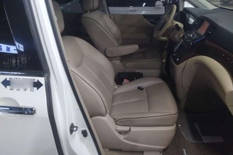 Used Nissan Quest 2015 3.5L SL Right Front Seat