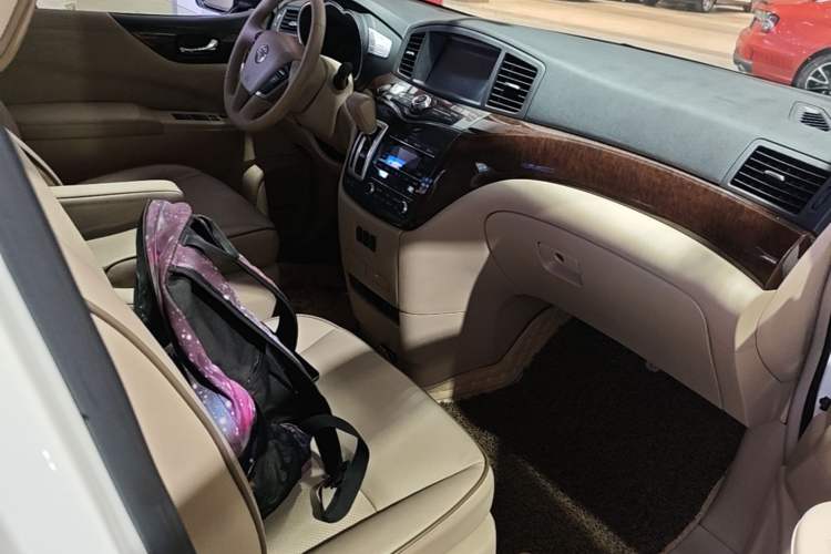 Used Nissan Quest 2015 3.5L SL Right Front Seat