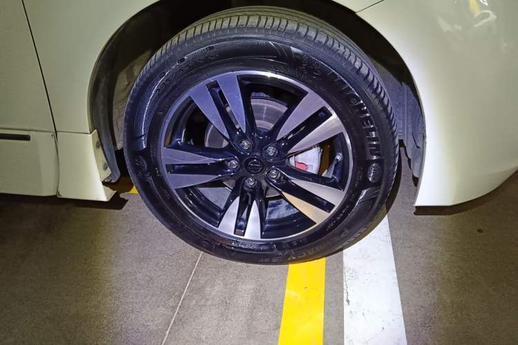 Used Nissan Quest 2015 3.5L SL Right Front Wheel Hub