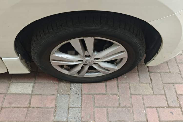 Used Nissan Quest 2015 3.5L SL Right Front Wheel Hub