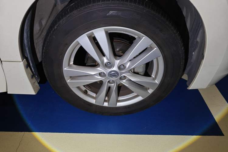 Used Nissan Quest 2015 3.5L SL Right Front Wheel Hub