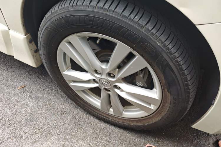 Used Nissan Quest 2015 3.5L SL Right Front Wheel Hub