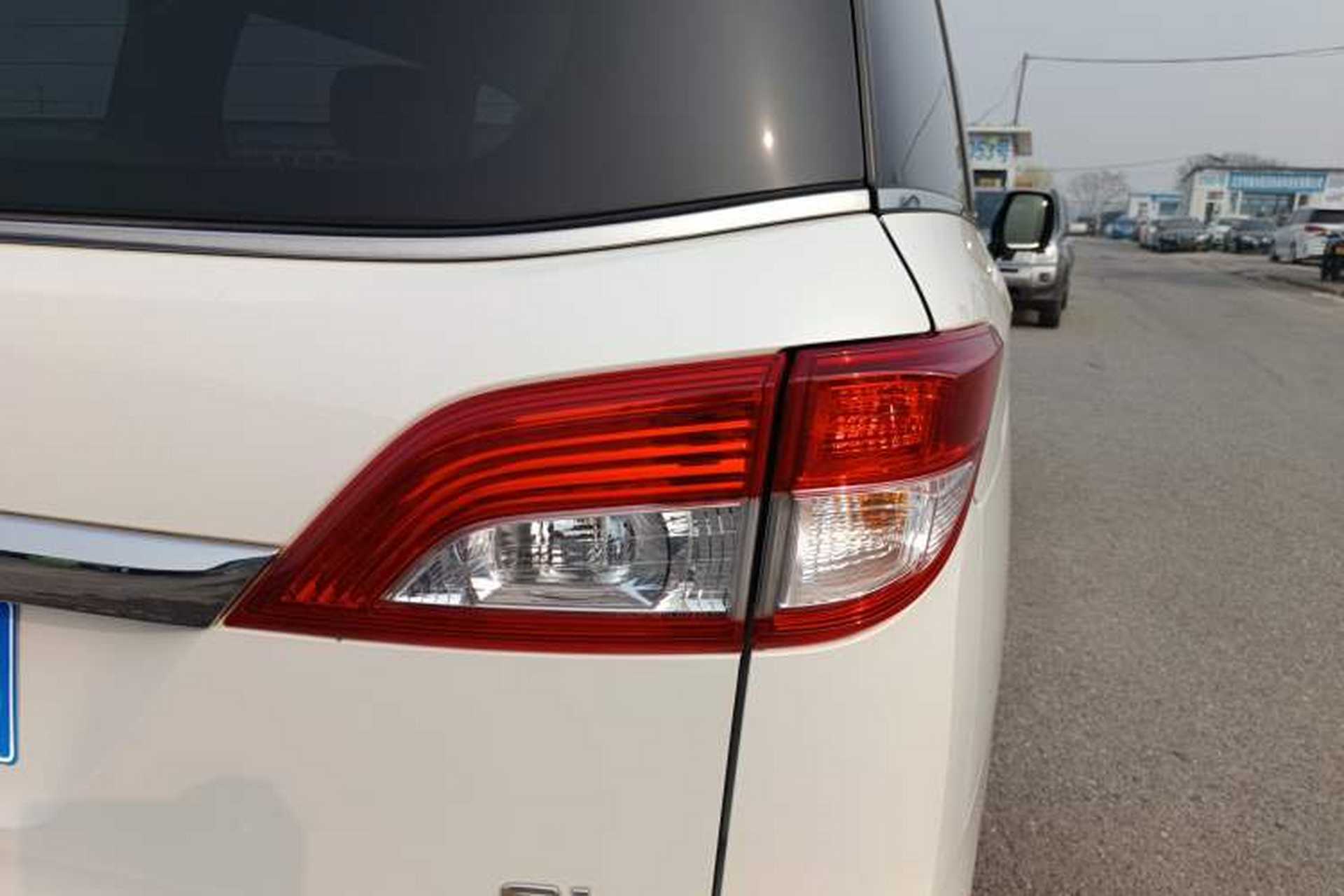 Used Nissan Quest 2015 3.5L SL Right Rear Taillight