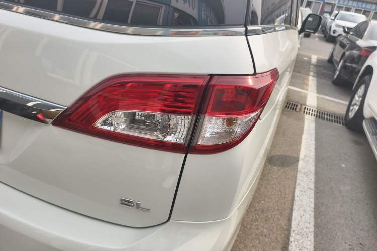 Used Nissan Quest 2015 3.5L SL Right Rear Taillight