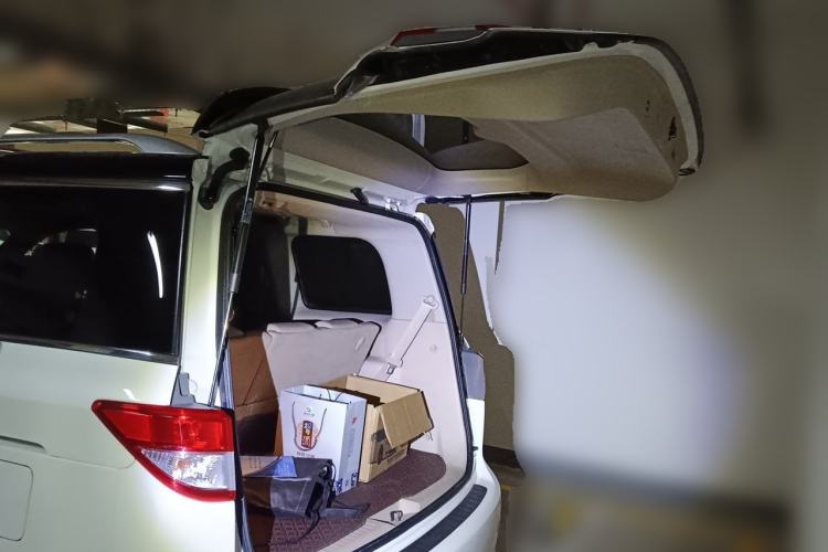 Used Nissan Quest 2015 3.5L SL Trunk