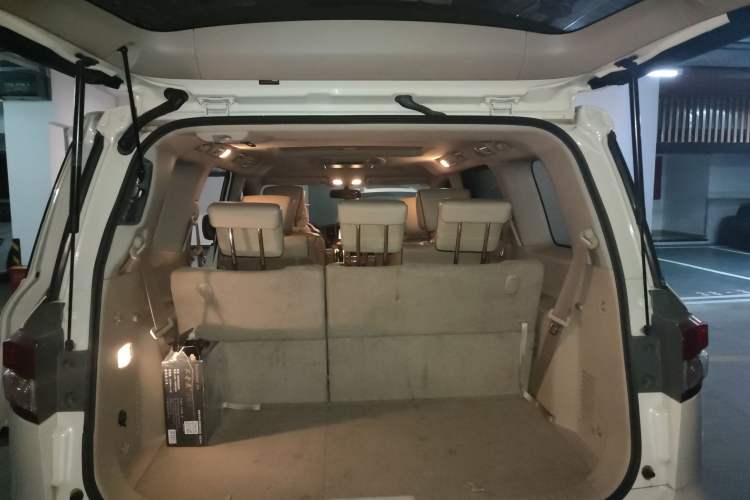 Used Nissan Quest 2015 3.5L SL Trunk