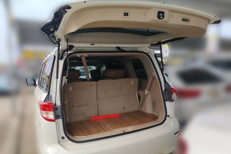 Used Nissan Quest 2015 3.5L SL Trunk