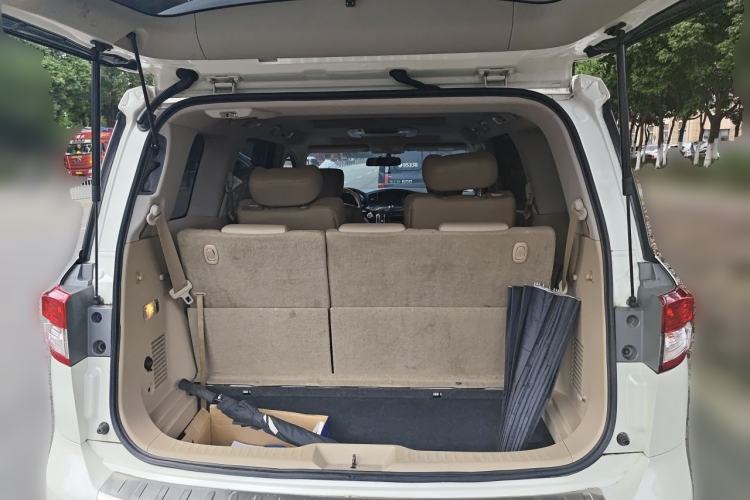 Used Nissan Quest 2015 3.5L SL Trunk