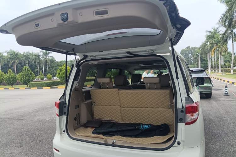 Used Nissan Quest 2015 3.5L SL Trunk