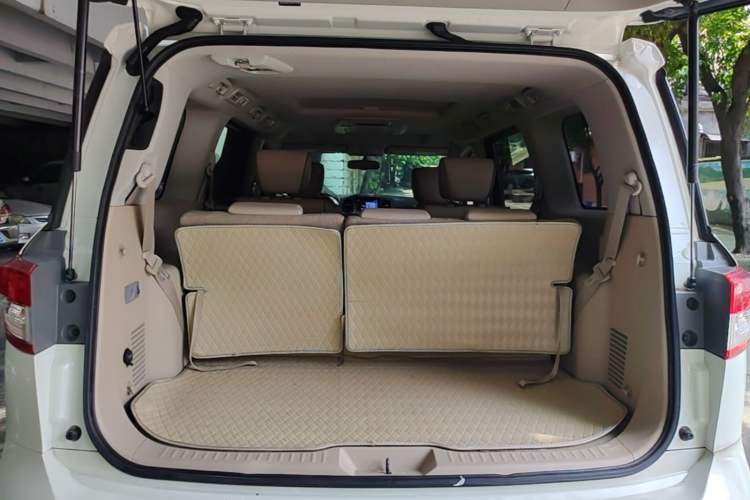 Used Nissan Quest 2015 3.5L SL Trunk