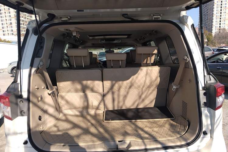 Used Nissan Quest 2015 3.5L SL Trunk