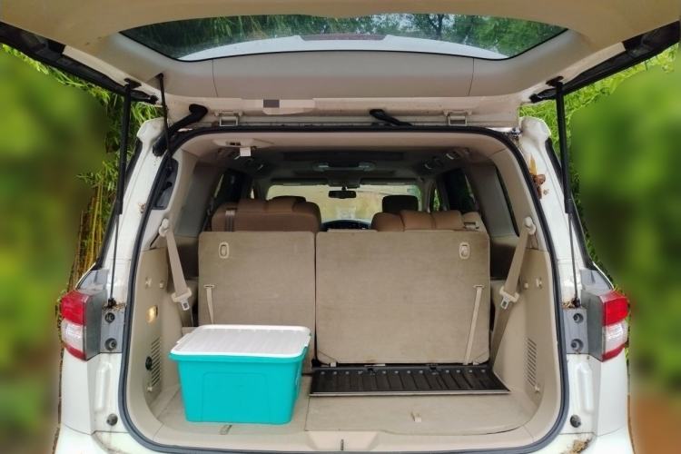 Used Nissan Quest 2015 3.5L SL Trunk