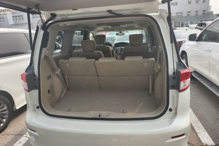 Used Nissan Quest 2015 3.5L SL Trunk