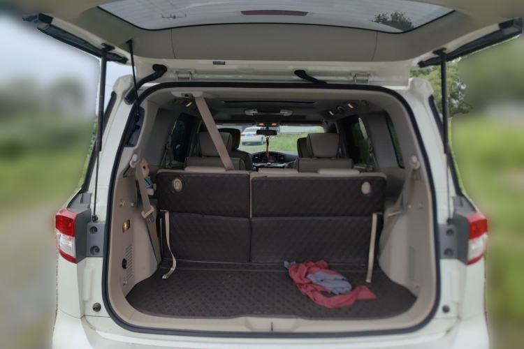 Used Nissan Quest 2015 3.5L SL Trunk