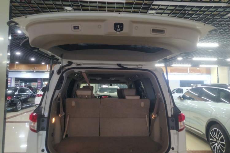 Used Nissan Quest 2015 3.5L SL Trunk