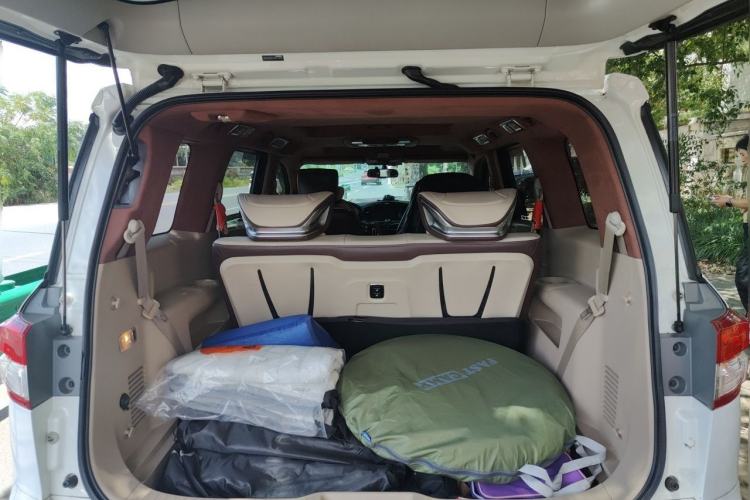 Used Nissan Quest 2015 3.5L SL Trunk