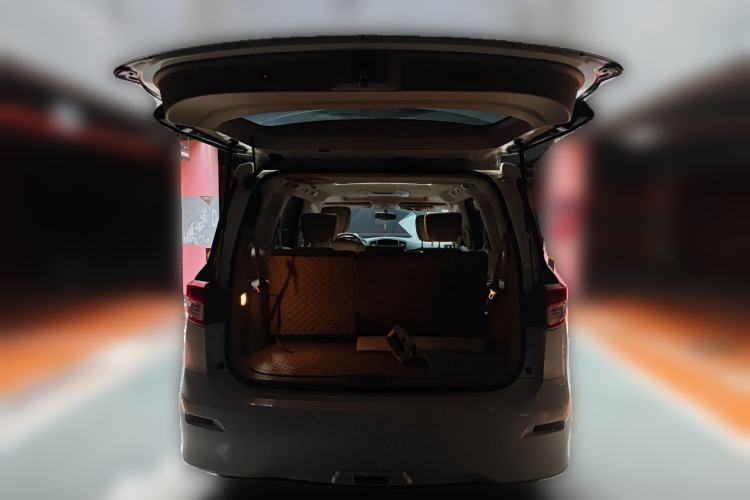 Used Nissan Quest 2015 3.5L SL Trunk