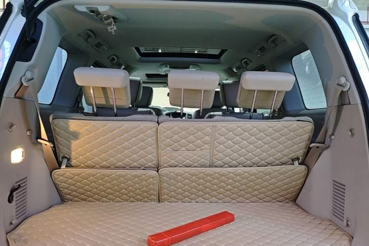 Used Nissan Quest 2015 3.5L SL Trunk
