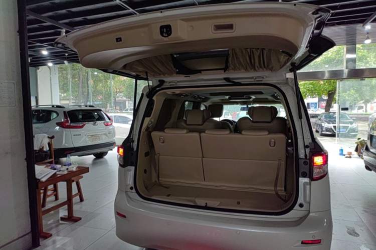 Used Nissan Quest 2015 3.5L SL Trunk