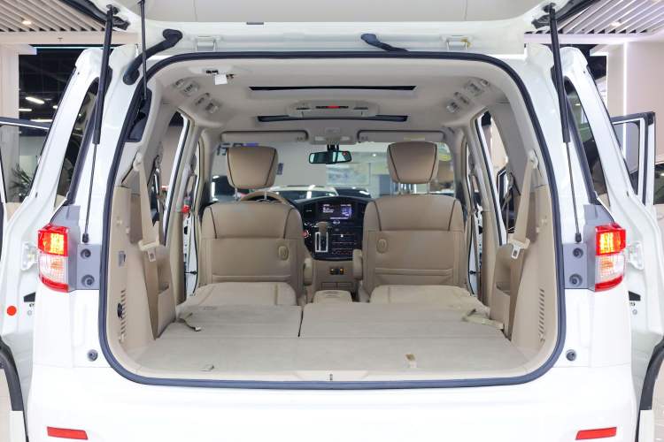 Used Nissan Quest 2015 3.5L SL Trunk