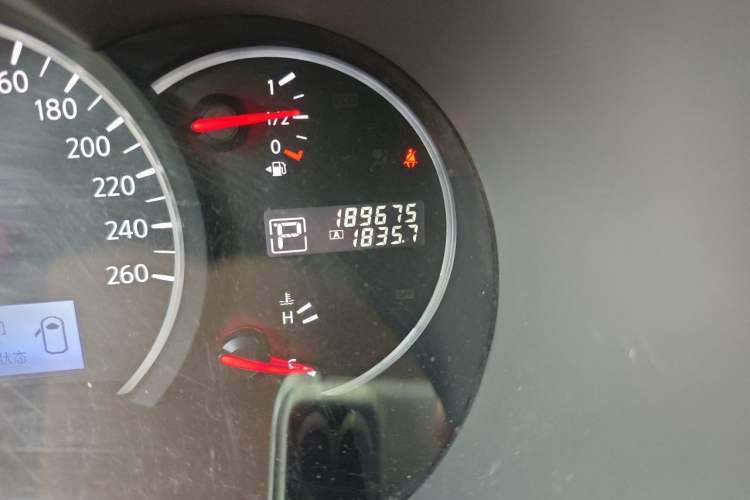 Used Nissan Quest  Odometer Close Up