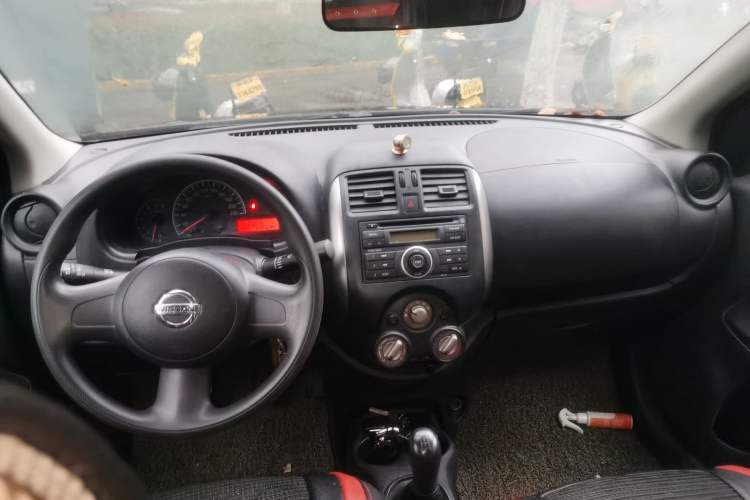 Used Nissan Sunny 2011 1.5XE Manual Comfort Edition Center Console