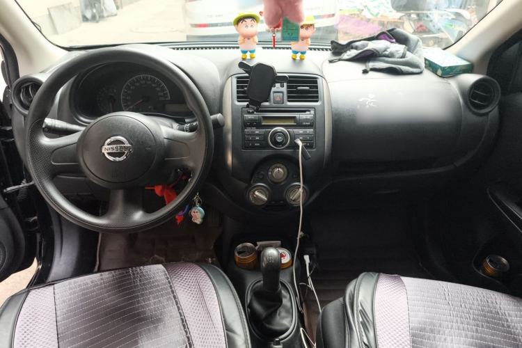 Used Nissan Sunny 2011 1.5XE Manual Comfort Edition Center Console