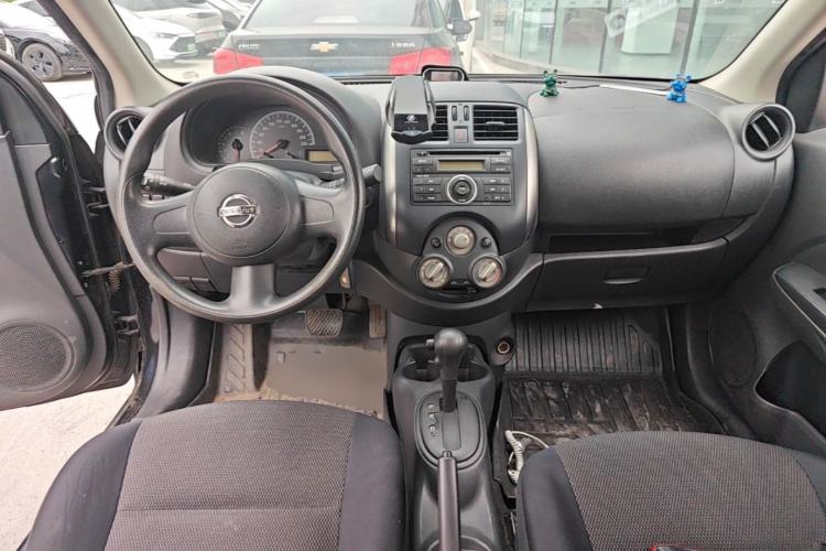 Used Nissan Sunny 2011 1.5XE CVT Comfort Edition Center Console