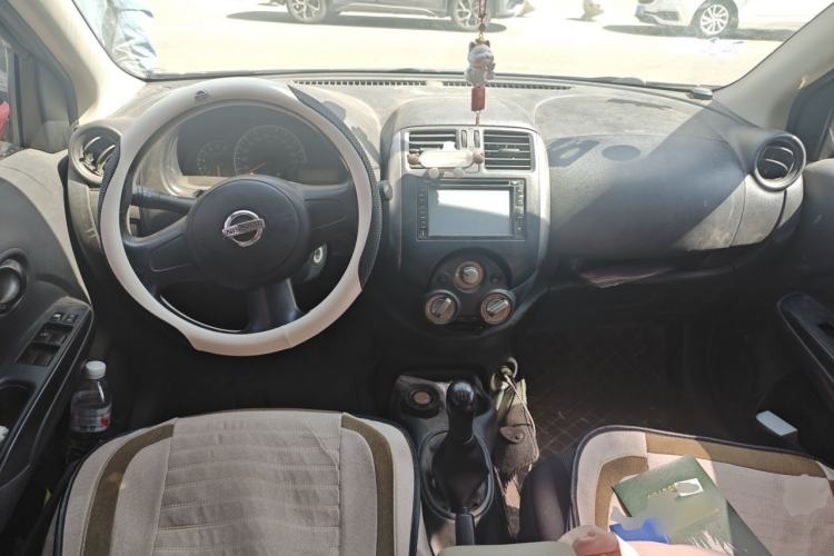 Used Nissan Sunny 2011 1.5XE Manual Comfort Edition Center Console