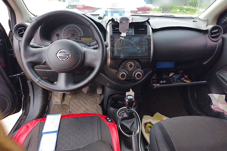Used Nissan Sunny 2011 1.5XE Manual Comfort Edition Center Console