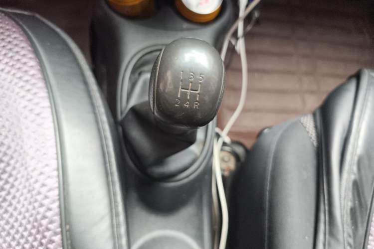 Used Nissan Sunny 2011 1.5XE Manual Comfort Edition Gear Lever