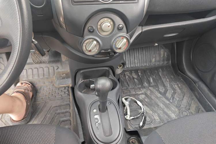Used Nissan Sunny 2011 1.5XE CVT Comfort Edition Gear Lever