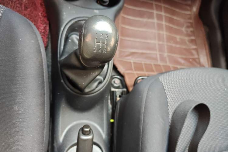 Used Nissan Sunny 2011 1.5XE Manual Comfort Edition Gear Lever