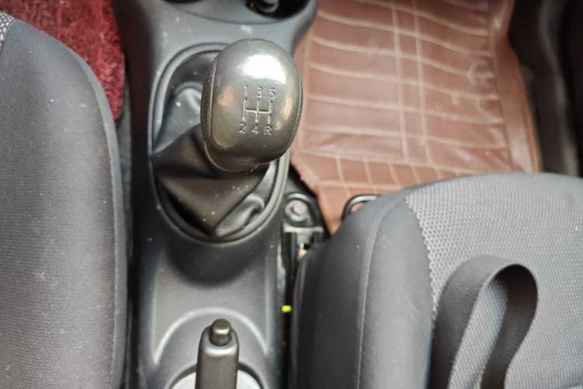 Used Nissan Sunny 2011 1.5XE Manual Comfort Edition Gear Lever