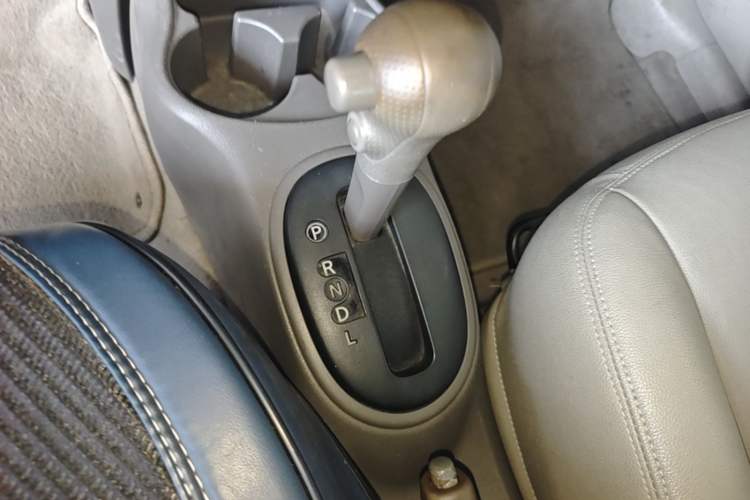 Used Nissan Sunny 2011 1.5XE CVT Comfort Edition Gear Lever