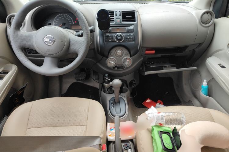 Used Nissan Sunny 2011 1.5XE CVT Comfort Edition Center Console
