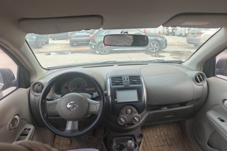 Used Nissan Sunny 2011 1.5XE Manual Comfort Edition Center Console
