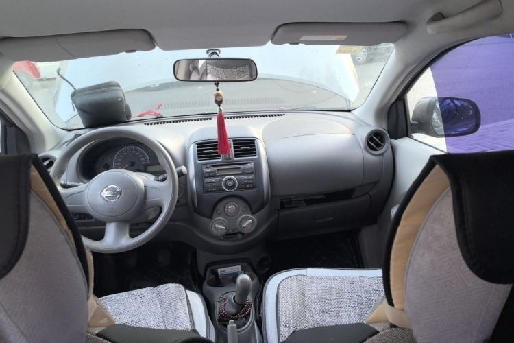 Used Nissan Sunny 2011 1.5XE Manual Comfort Edition Center Console