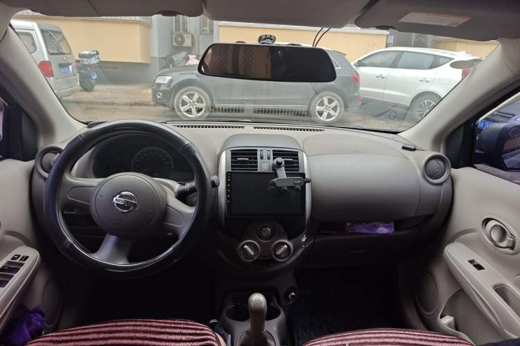Used Nissan Sunny 2011 1.5XE Manual Comfort Edition Center Console
