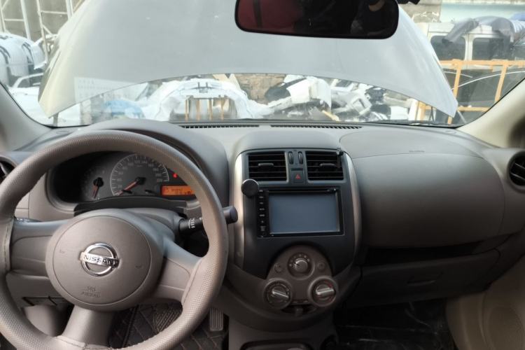 Used Nissan Sunny 2011 1.5XE CVT Comfort Edition Center Console