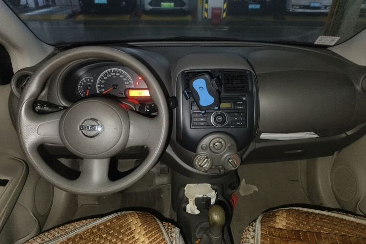 Used Nissan Sunny 2011 1.5XE Manual Comfort Edition Center Console